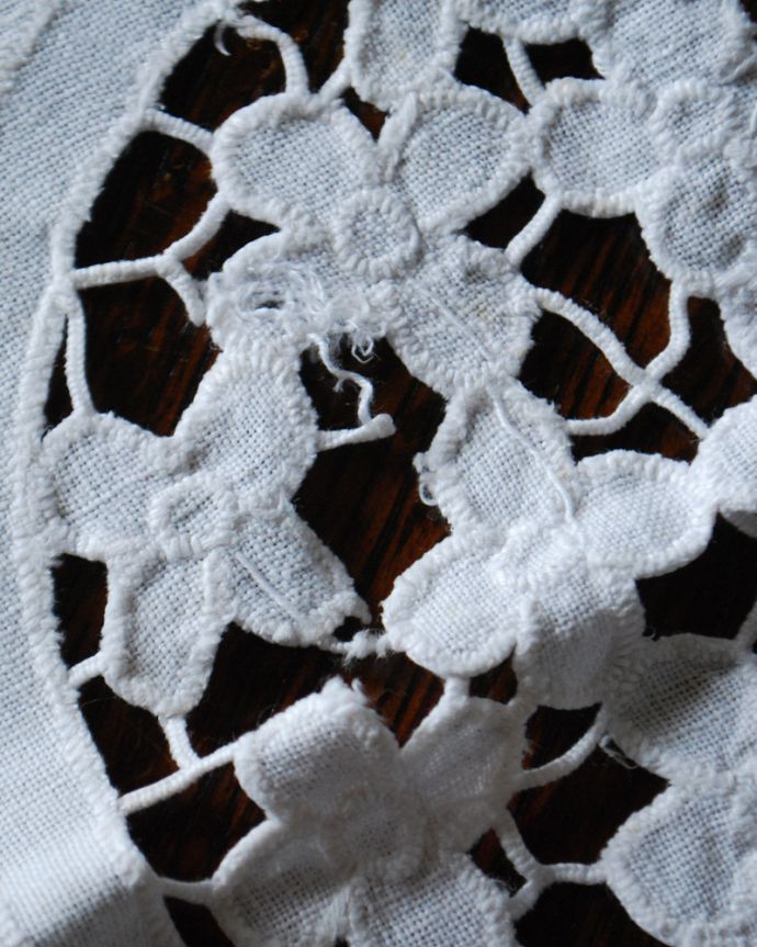 アンティーク 布製の雑貨　アンティーク雑貨　手作りのぬくもりがあるフランス輸入のお花のアンティーク ドイリー。ホツレがあります。(d-1552-z)