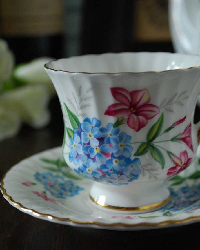 アンティーク 陶磁器の雑貨　アンティーク雑貨　イギリス王室御用達ブランドのアンティークカップ＆ソーサー（パラゴン・PARAGON）。飾って使って楽しむ小さなアンティークアンティークでしか手に入れることが出来ない美しい模様のカップ＆ソーサー。(d-1560-z)