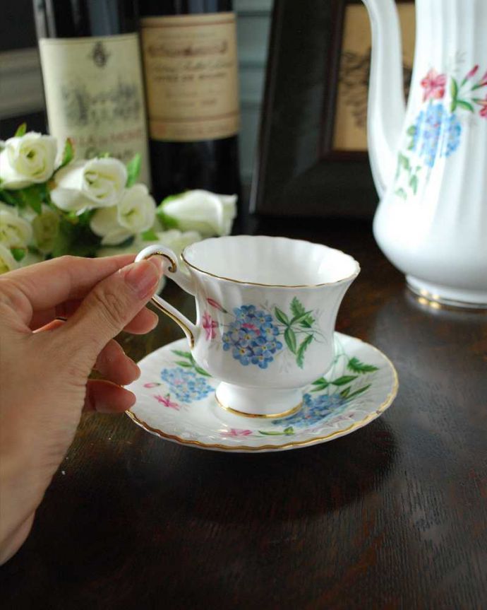 アンティーク 陶磁器の雑貨　アンティーク雑貨　イギリス王室御用達ブランドのアンティークカップ＆ソーサー（パラゴン・PARAGON）。お茶の時間をもっと優雅に･･･眺めているだけじゃもったいないので、実用的に使って下さい。(d-1560-z)