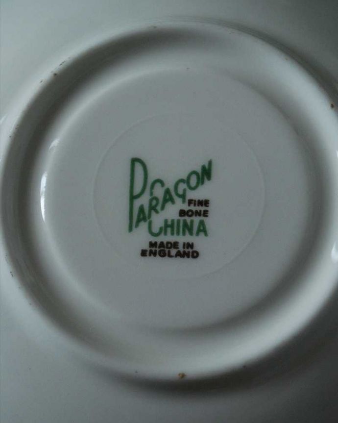 アンティーク 陶磁器の雑貨　アンティーク雑貨　イギリス王室御用達ブランドのアンティークカップ＆ソーサー（パラゴン・PARAGON）。裏側には品質の証ひっくり返して見ると、こんな感じのポーセリンマークを見つけることが出来ます。(d-1560-z)