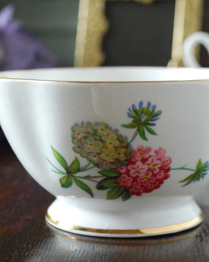 アンティーク 陶磁器の雑貨　アンティーク雑貨　色とりどりの紫陽花が咲きほこるアンティークシュガーポット(Windsor)。お茶の時間を華やかにしてくれるアンティークティータイムを楽しむための茶道具の一つシュガーボウル。(d-1564-z)