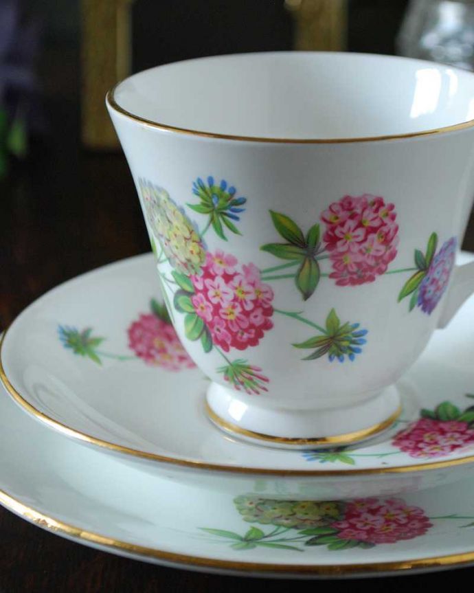 アンティーク 陶磁器の雑貨　アンティーク雑貨　色とりどりの紫陽花が咲きほこるアンティークカップ＆ソーサートリオ（WINDSOR）。飾って使って楽しむ小さなアンティークアンティークでしか手に入れることが出来ない美しい模様のカップ＆ソーサー。(d-1565-z)