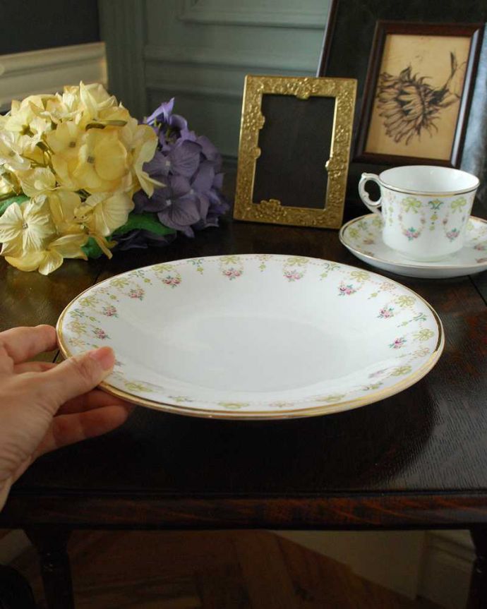 アンティーク 陶磁器の雑貨　アンティーク雑貨　イギリス輸入のリボンがプリントされたアンティークプレート（ケーキ皿）。飾って使って楽しむアンティーク食卓で使うのはもちろん、作品として飾っておくコレクターも多いアンティークのディナープレートです。(d-1567-z)