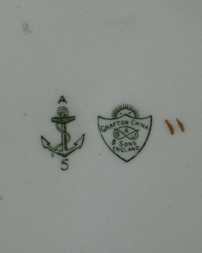 アンティーク 陶磁器の雑貨　アンティーク雑貨　イギリス輸入のリボンがプリントされたアンティークプレート（ケーキ皿）。裏側には品質の証製造メーカー保証の意味がこもった窯印、ポーセリンマークがあります。(d-1567-z)