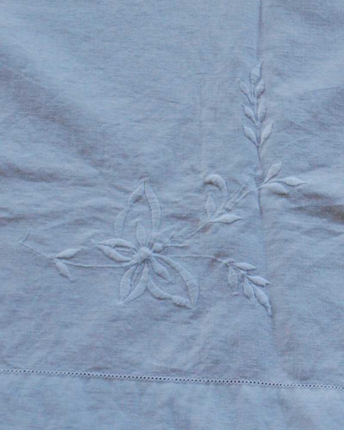 アンティーク 布製の雑貨　アンティーク雑貨　フランスで見つけた、お花のレースが華やかなアンティークテーブルクロス（ドイリー）。一枚一枚手作業で丁寧に編み込まれていますハンドメイドの繊細さとあたたかさがあります。(d-1585-z)