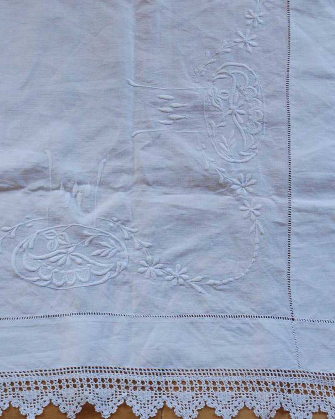 アンティーク 布製の雑貨　アンティーク雑貨　フランスで見つけた、お花の可愛い刺繍のアンティークテーブルクロス（ドイリー）。一枚一枚手作業で丁寧に編み込まれていますハンドメイドの繊細さとあたたかさがあります。(d-1587-z)
