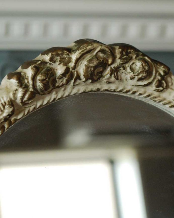 アンティーク ミラー（鏡）　アンティーク雑貨　フランス輸入のアンティーク雑貨、薔薇が付いた華やかアなスタンドミラー。フランスらしく美しい彫見ているだけで優雅な気分になっちゃう彫。(d-1591-z)
