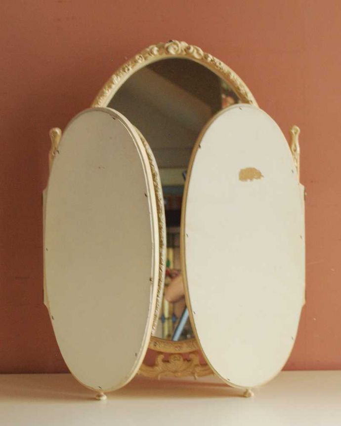 アンティーク ミラー（鏡）　アンティーク雑貨　フランス輸入のアンティーク雑貨、薔薇が付いた華やかアなスタンドミラー（三面鏡）。女子が喜ぶ三面鏡！大きく、美しいカッティングのミラーです。(d-1592-z)