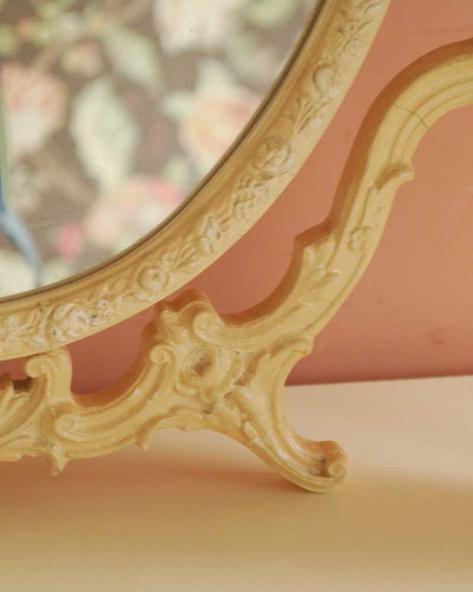 アンティーク ミラー（鏡）　アンティーク雑貨　フランス輸入のアンティーク雑貨、薔薇が付いた華やかアなスタンドミラー（三面鏡）。脚元にも女性らしい彫り。(d-1592-z)