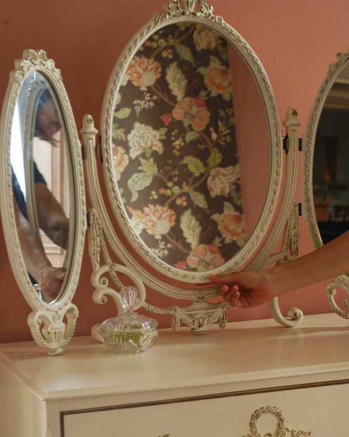 アンティーク ミラー（鏡）　アンティーク雑貨　大人カワイイリ三面鏡、リボンが付いた華やかアなスタンドミラー。いつでもお姫様気分。(d-1593-z)