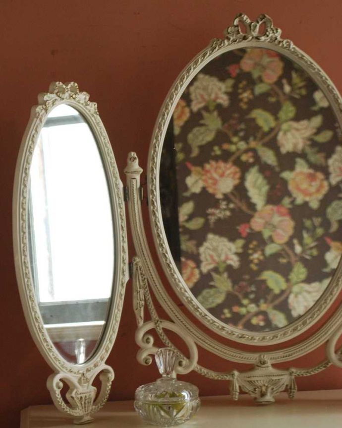 アンティーク ミラー（鏡）　アンティーク雑貨　大人カワイイリ三面鏡、リボンが付いた華やかアなスタンドミラー。フランスらしさたっぷり女性だったら誰もが憧れちゃうフランスのアンティークミラー。(d-1593-z)