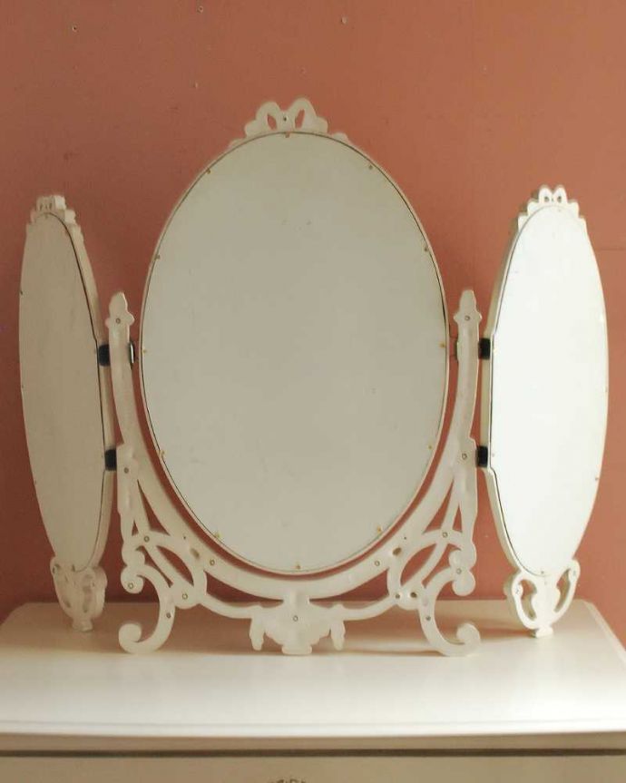 アンティーク ミラー（鏡）　アンティーク雑貨　大人カワイイリ三面鏡、リボンが付いた華やかアなスタンドミラー。裏側を見てみると…アンティークなので多少のキズ・汚れがある場合がありますがキレイなものを買い付けてきたのでご了承下さい。(d-1593-z)