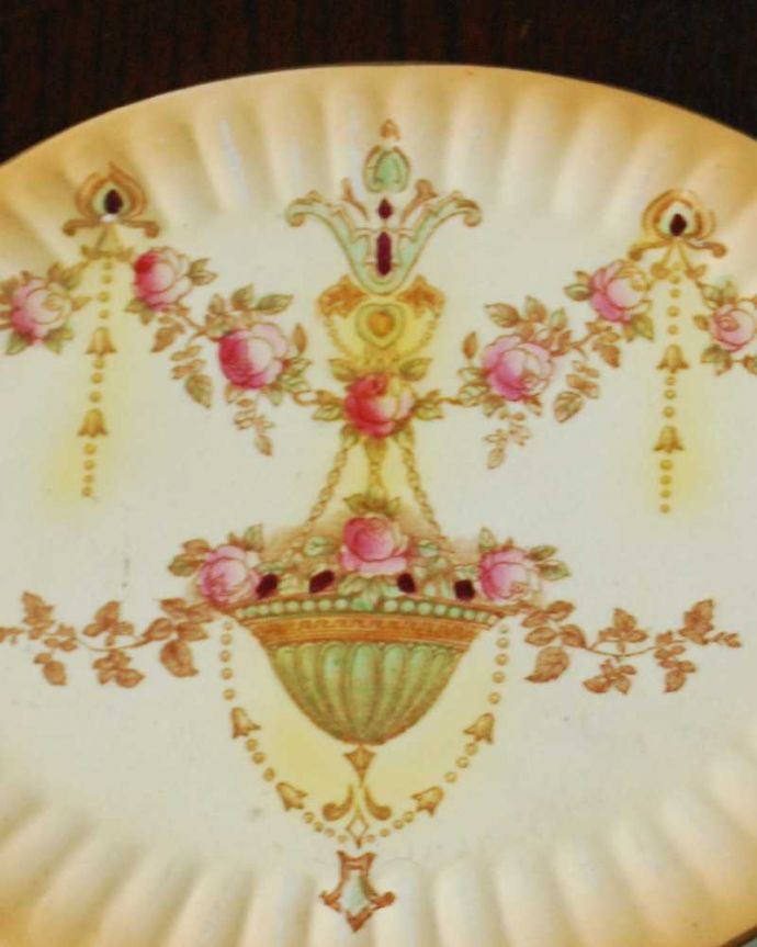 アンティーク 陶磁器の雑貨　アンティーク雑貨　英国輸入の陶磁器、お花模様が素敵なクラウンデボンのアンティークポットスタンド（Crown Devon社） 。普段の生活に華を添えてくれるアンティーククラウンデュヴォン社のアンティークの陶磁器は、ハンドペイントで描かれたお花がロマンチックな雰囲気です。(d-1597-z)