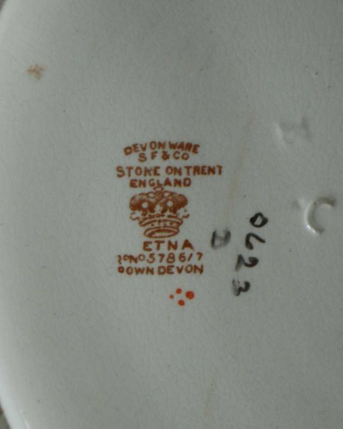 アンティーク 陶磁器の雑貨　アンティーク雑貨　英国輸入の陶磁器、お花模様が素敵なクラウンデボンのアンティークポットスタンド（Crown Devon社） 。裏側にポーセリンマークロイヤルデヴォン社の保証の意味がこもった窯印、こんなポーセリンマークがあります。(d-1597-z)