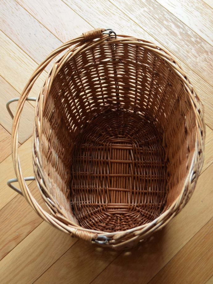 アンティークのおしゃれな雑貨、自転車用に作られた手編みのバスケット