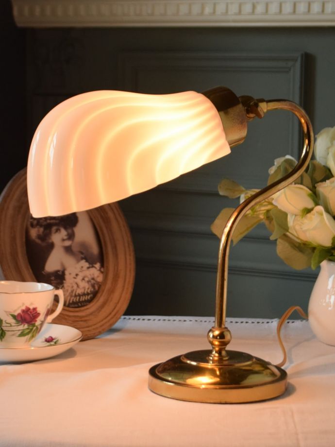 イギリスのアンティーク照明、 貝殻のモチーフのテーブルランプ 