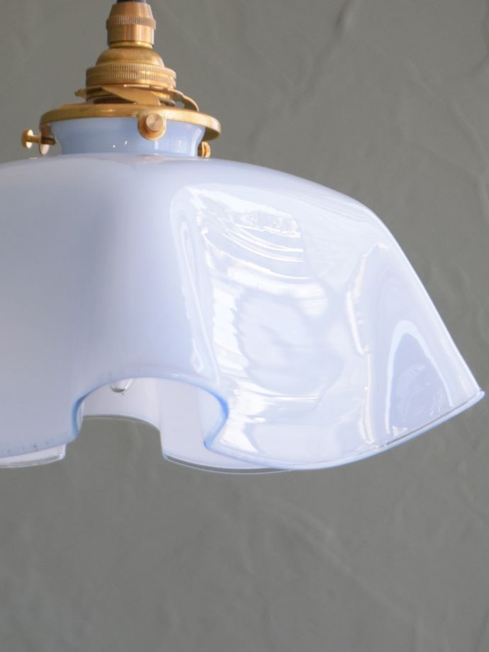 フランスのアンティーク照明、水色のアンティークガラスのペンダント 
