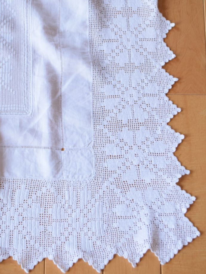 ハンドメイドのフランスのアンティーク雑貨、繊細に編み込まれたアンティークのテーブルクロス