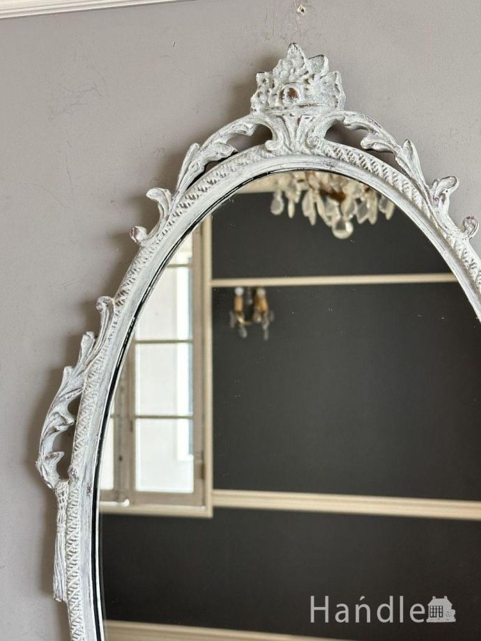 フランスから届いたアンティークの鏡、白いフレームがおしゃれな壁掛け 