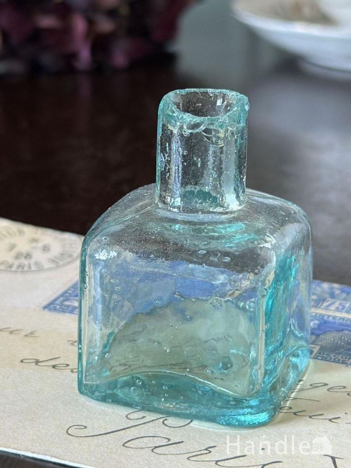 四角い形のアンティークのおしゃれなガラス瓶、ビクトリア朝のインクボトル