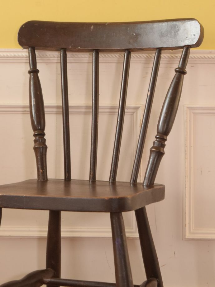おしゃれなアンティークの椅子、素朴な雰囲気が漂うアンティークの 