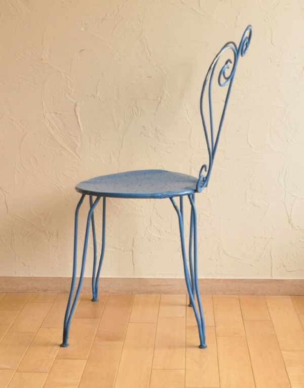 板座面　アンティーク チェア　1950年代のアンティーク ガーデンチェア（ブルー）。クルクルしたアイアンが素敵ですね。(d-768-c)