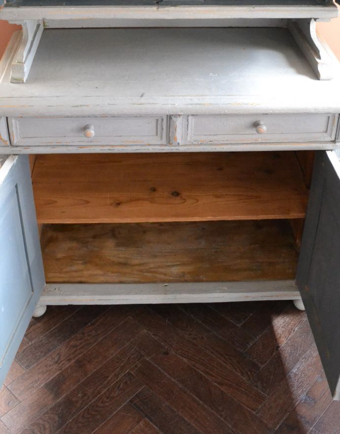 アンティークのキャビネット　アンティーク家具　グレーペイントのフレンチインテリア、フランスのカップボード（食器棚）。重いものは下の段へ。(d-773-f-2)