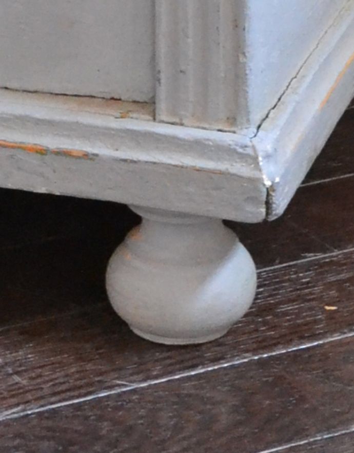アンティークのキャビネット　アンティーク家具　グレーペイントのフレンチインテリア、フランスのカップボード（食器棚）。玉ねぎ形の脚。(d-773-f-2)