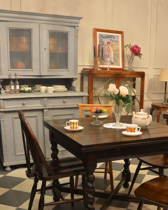 アンティークのキャビネット　アンティーク家具　グレーペイントのフレンチインテリア、フランスのカップボード（食器棚）。空間の挿し色に。(d-773-f-2)