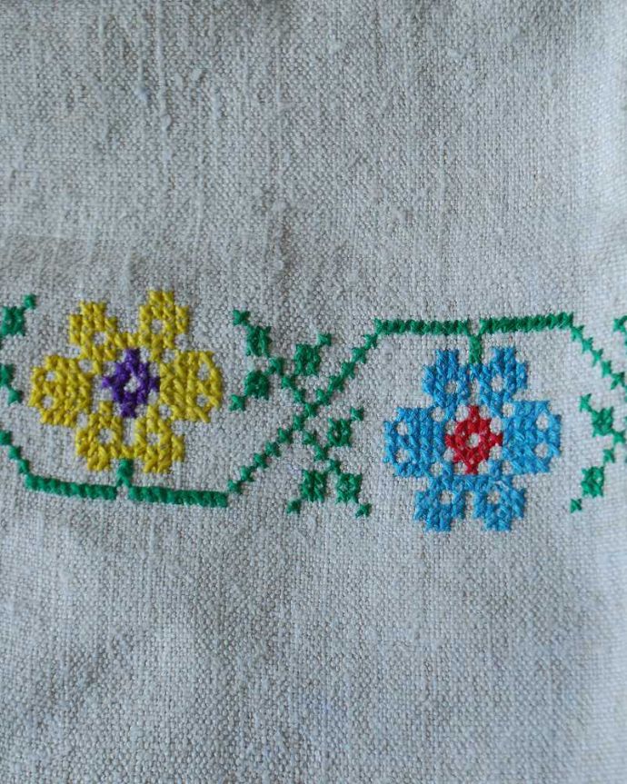 アンティーク 布製の雑貨　アンティーク雑貨　色とりどりのお花の模様が可愛いアンティークハンガリーリネン。昔のお嫁入り道具一つ一つ、手で刺繍が入っているハンガリアンリネンは、昔のお嫁入道具として持たされたもの。(d-819-z)