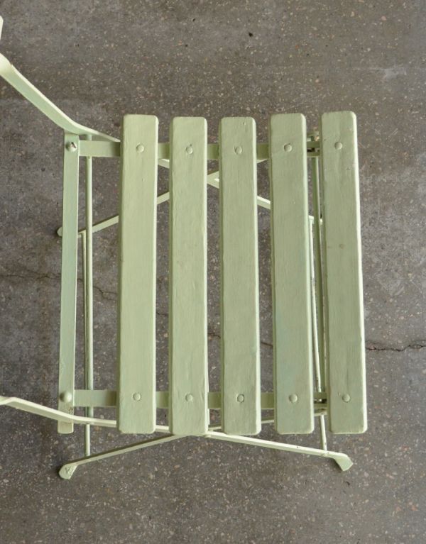 板座面　アンティーク チェア　お庭で使えるアンティークの椅子、グリーン色のガーデンチェア。座面は格子になっているので、雨水が溜まりません。(d-828-c)