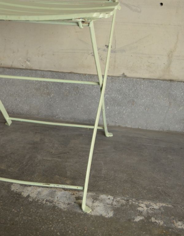 板座面　アンティーク チェア　お庭で使えるアンティークの椅子、グリーン色のガーデンチェア。脚の先は安定するように曲がっています。(d-828-c)