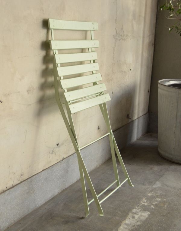板座面　アンティーク チェア　お庭で使えるアンティークの椅子、グリーン色のガーデンチェア。折りたたみ式なので持ち運びも便利！立てかけておけば場所をとりません。(d-828-c)
