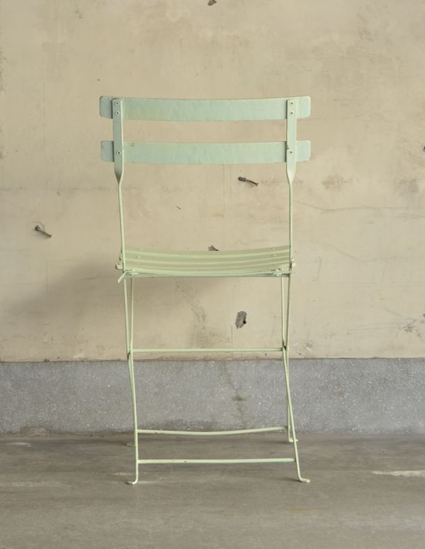 板座面　アンティーク チェア　お庭で使えるアンティークの椅子、グリーン色のガーデンチェア。スッキリとした後姿も可愛らしいです。(d-828-c)