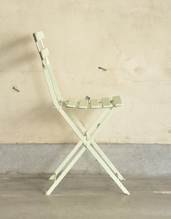 板座面　アンティーク チェア　お庭で使えるアンティークの椅子、グリーン色のガーデンチェア。横から見たときのクロス脚がステキ！爽やかなパステルグリーン色が効いています。(d-828-c)