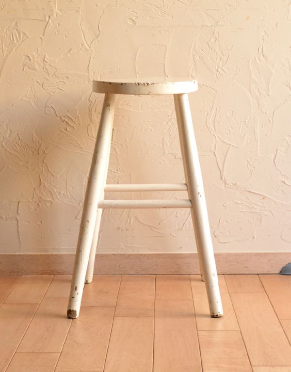 板座面　アンティーク チェア　アンティークの木製椅子、細身の脚が素敵なスツール（ホワイト）。脚もしっかり組まれているのがわかります。(d-832-c)
