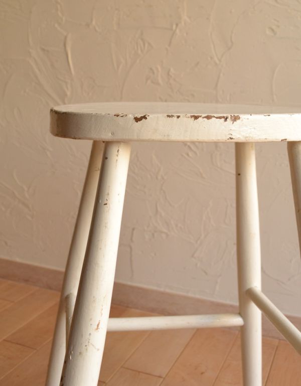 板座面　アンティーク チェア　アンティークの木製椅子、細身の脚が素敵なスツール（ホワイト）。専門の職人によってお直ししていますが、アンティークは新品ではありません。(d-832-c)