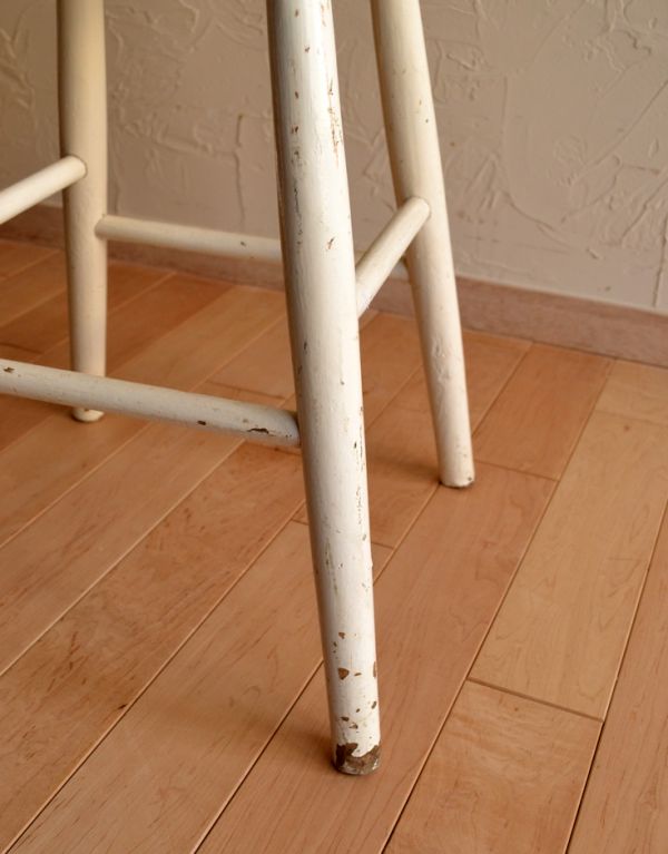 板座面　アンティーク チェア　アンティークの木製椅子、細身の脚が素敵なスツール（ホワイト）。メンテナンスをしっかりしているので、男性の方でも安心してお掛けください。(d-832-c)