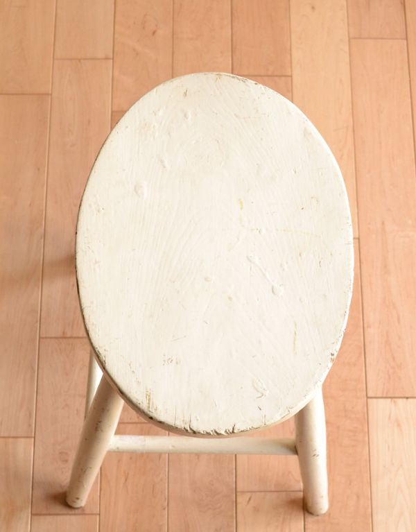 板座面　アンティーク チェア　アンティークの木製椅子、細身の脚が素敵なスツール（ホワイト）。角が丸いので、小さいお子様がいるご家庭でも安心です。(d-832-c)