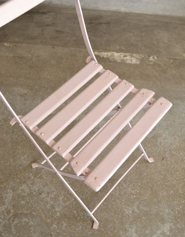 板座面　アンティーク チェア　折りたためるアンティークチェア、フォールディングチェア（ピンク）。座面は格子になっているので、雨水が溜まりません。(d-848-c)