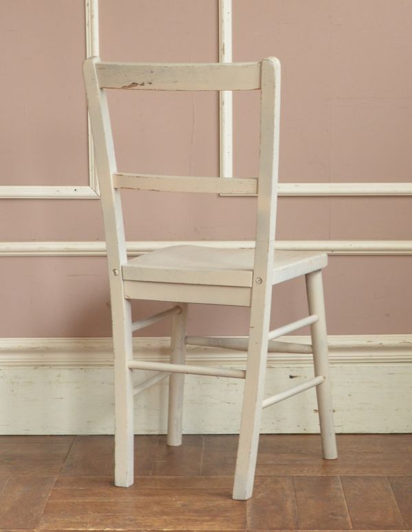 キッチンチェア　アンティーク チェア　イギリスから届いたアンティーク椅子、白い色のスクールチェア。持ち運びも楽チンですよ。(d-853-c)