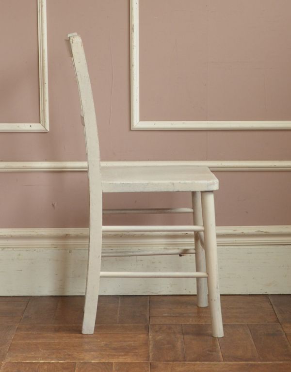 キッチンチェア　アンティーク チェア　イギリスから届いたアンティーク椅子、白い色のスクールチェア。しっかりと支えてくてる背もたれの角度は、長く座っていても疲れません。(d-853-c)