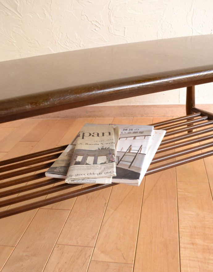アーコールの家具　アンティーク家具　ヴィンテージのアーコール家具、リビングのコーヒーテーブル（ダーク）。テーブル下の物置きは雑誌や新聞が置けて、とっても便利。(d-862-f-2)