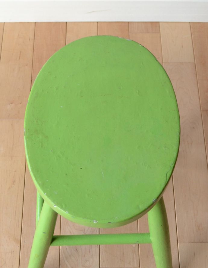 板座面　アンティーク チェア　アクセントカラーにピッタリな可愛いアンティークスツール、フランスで見つけたペイントの椅子。角が丸いので、小さいお子様がいるご家庭でも安心です。(d-871-c)