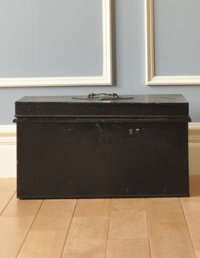 ブランケットボックス・収納ボックス　アンティーク家具　イギリスで見つけたかっこいいスチール製のアンティーク ボックス。いろんな場所で便利に使えるアンティーク家具の中で一番基本のボックス。(d-873-z-1)