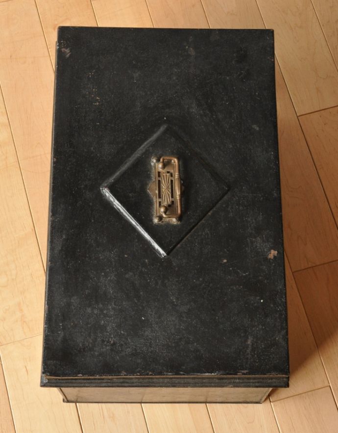 ブランケットボックス・収納ボックス　アンティーク家具　イギリスで見つけたかっこいいスチール製のアンティーク ボックス。上から見ると･･･持ち運びしやすい取っ手が付いています。(d-873-z-1)