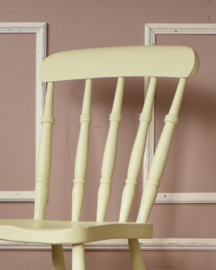 アンティーク チェア フレンチスタイルのアンティーク椅子、可愛い色でペイントされたキッチンチェア。お部屋のアクセントになる可愛いペイントもともとキッチンで実用的に使われていた椅子は、長い年月の間に何度も好きな色が重ねられて、アンティークだけが持ついい風合いのペイントになっています。(d-883-c)