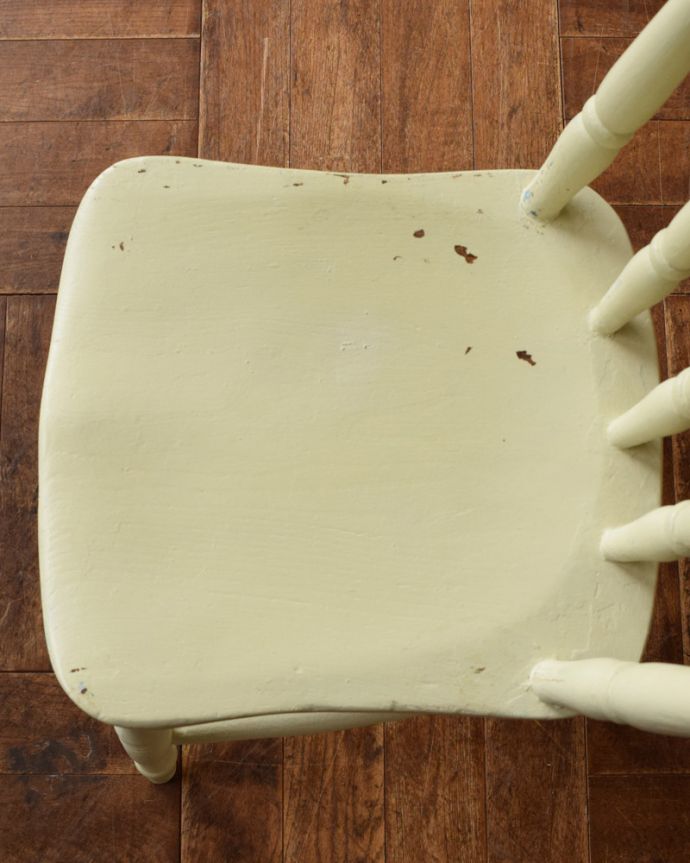 アンティーク チェア フレンチスタイルのアンティーク椅子、可愛い色でペイントされたキッチンチェア。座面に隠されたヒミツ座繰りと言って、お尻と太もも部分に彫が入っているんです。(d-883-c)