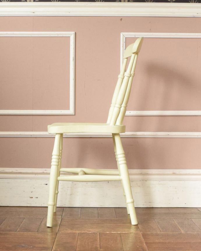 アンティーク チェア フレンチスタイルのアンティーク椅子、可愛い色でペイントされたキッチンチェア。横から見ても可愛い素朴な表情の椅子を横から見るとこんな感じ。(d-883-c)