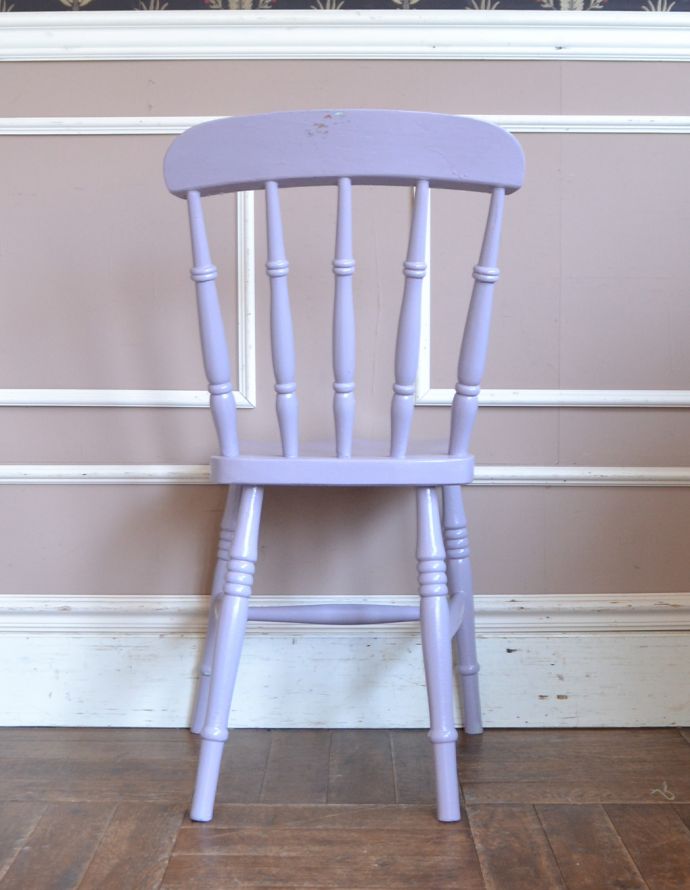 キッチンチェア　アンティーク チェア　ラベンダー色に癒される英国生まれのアンティークのキッチンチェア。後ろ姿にも自信アリ！後ろから見られることも多い椅子。(d-885-c)